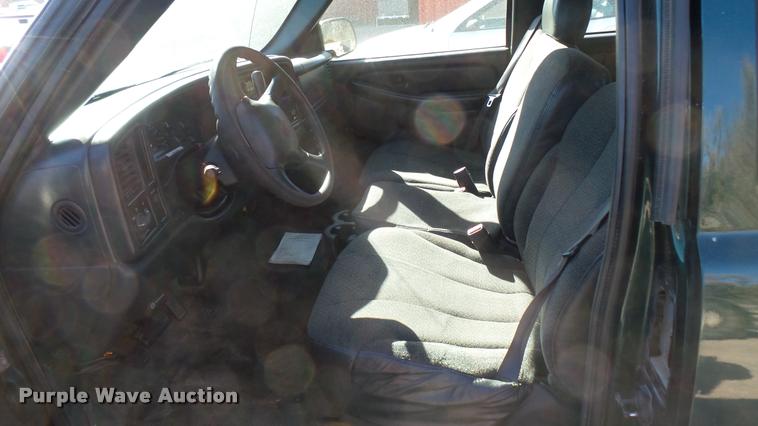 image for item L3952 2002 Chevrolet Silverado 1500 Ext. Cab pickup truck