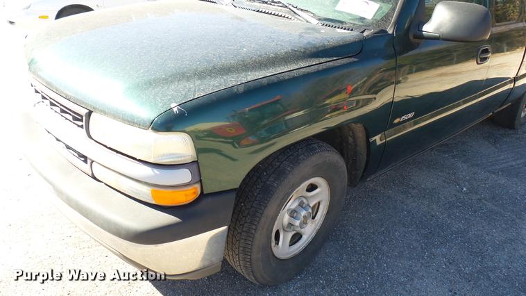 image for item L3952 2002 Chevrolet Silverado 1500 Ext. Cab pickup truck