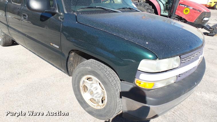 image for item L3952 2002 Chevrolet Silverado 1500 Ext. Cab pickup truck