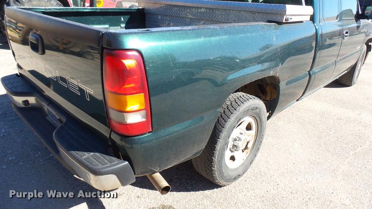 image for item L3952 2002 Chevrolet Silverado 1500 Ext. Cab pickup truck