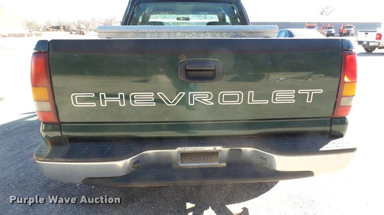 image for item L3952 2002 Chevrolet Silverado 1500 Ext. Cab pickup truck