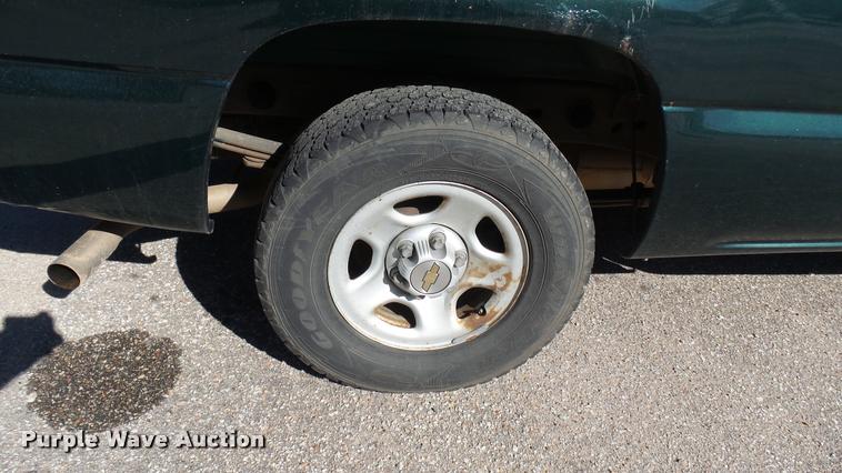 image for item L3952 2002 Chevrolet Silverado 1500 Ext. Cab pickup truck