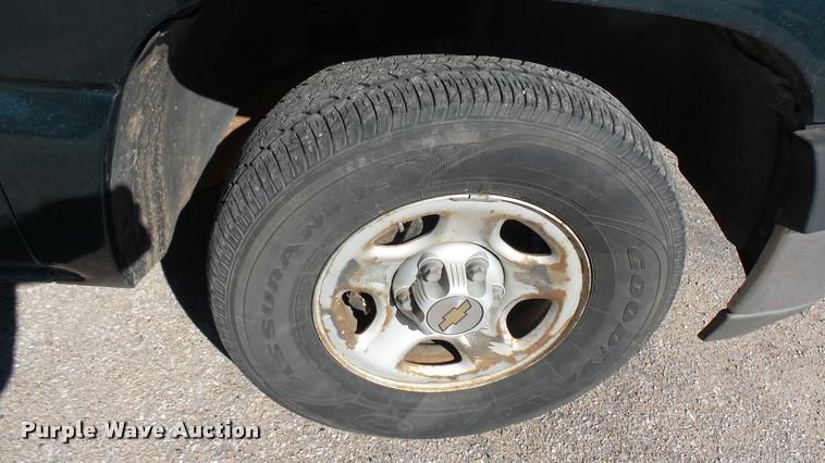 image for item L3952 2002 Chevrolet Silverado 1500 Ext. Cab pickup truck