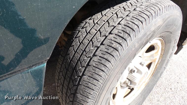 image for item L3952 2002 Chevrolet Silverado 1500 Ext. Cab pickup truck