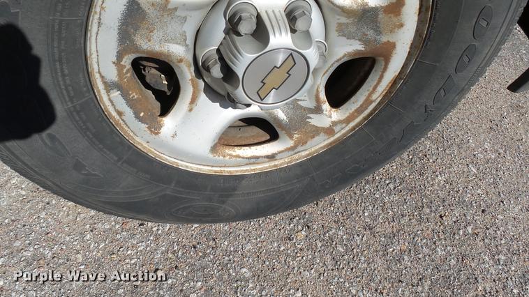 image for item L3952 2002 Chevrolet Silverado 1500 Ext. Cab pickup truck