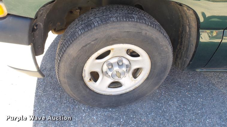 image for item L3952 2002 Chevrolet Silverado 1500 Ext. Cab pickup truck