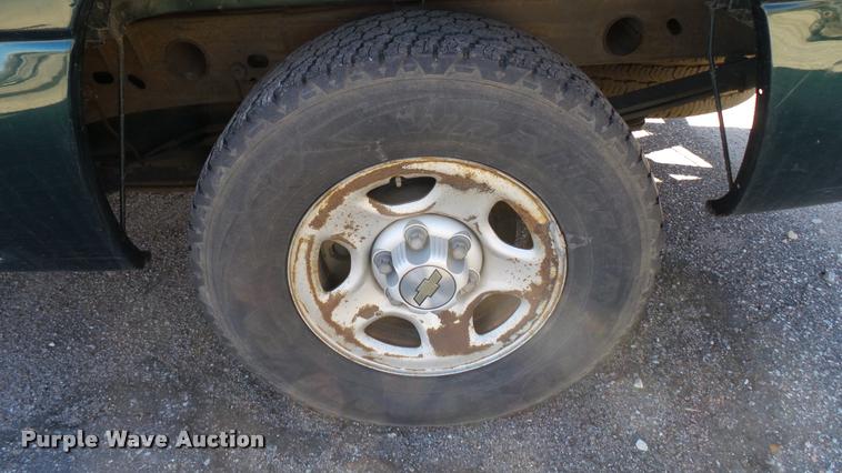 image for item L3952 2002 Chevrolet Silverado 1500 Ext. Cab pickup truck