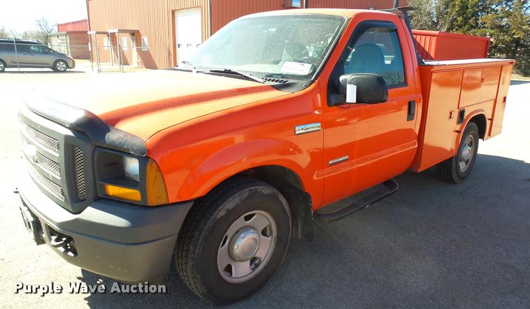 image for item L3953 2006 Ford F250 Super Duty XL utility bed pickup truck