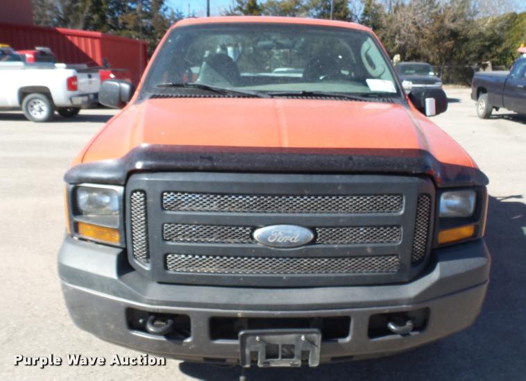 image for item L3953 2006 Ford F250 Super Duty XL utility bed pickup truck