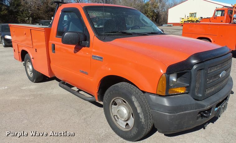 image for item L3953 2006 Ford F250 Super Duty XL utility bed pickup truck