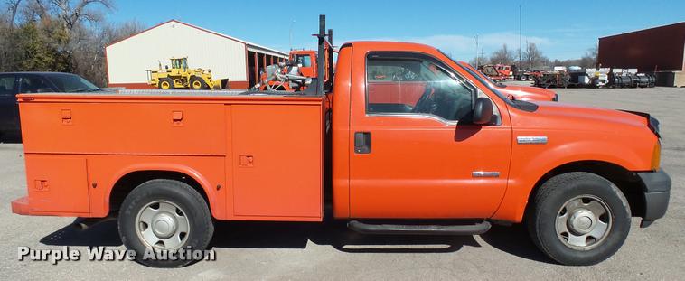 image for item L3953 2006 Ford F250 Super Duty XL utility bed pickup truck