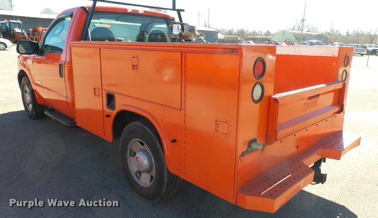 image for item L3953 2006 Ford F250 Super Duty XL utility bed pickup truck
