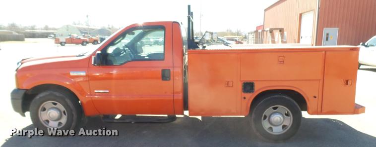 image for item L3953 2006 Ford F250 Super Duty XL utility bed pickup truck