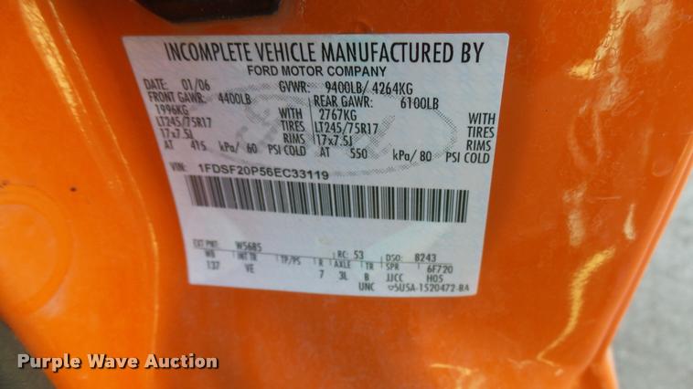 image for item L3953 2006 Ford F250 Super Duty XL utility bed pickup truck