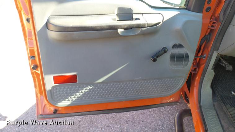 image for item L3953 2006 Ford F250 Super Duty XL utility bed pickup truck