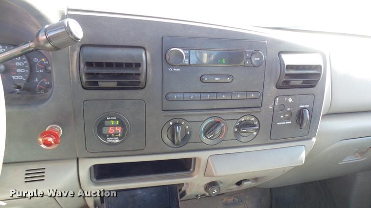 image for item L3953 2006 Ford F250 Super Duty XL utility bed pickup truck