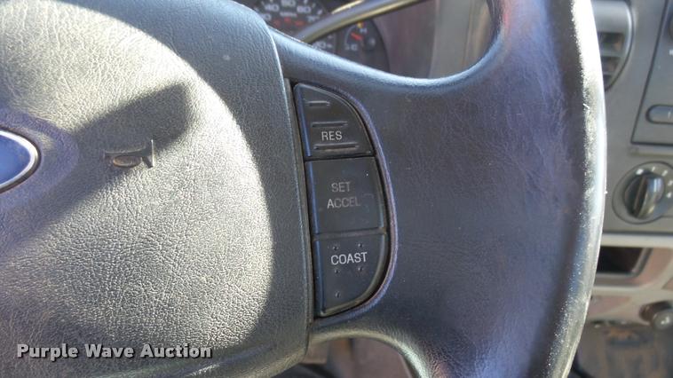 image for item L3953 2006 Ford F250 Super Duty XL utility bed pickup truck