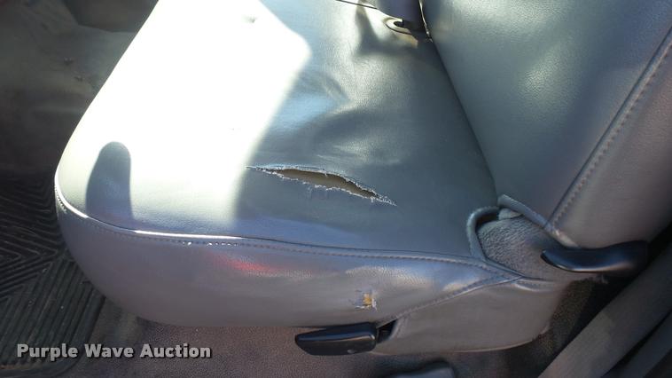 image for item L3953 2006 Ford F250 Super Duty XL utility bed pickup truck