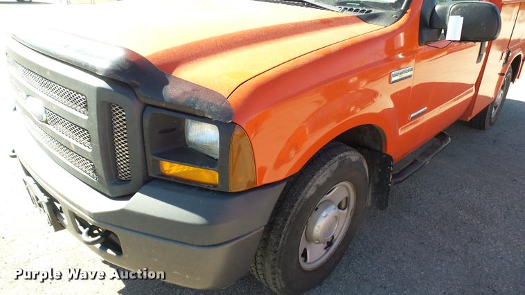 image for item L3953 2006 Ford F250 Super Duty XL utility bed pickup truck