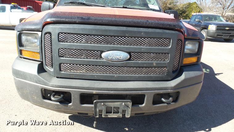 image for item L3953 2006 Ford F250 Super Duty XL utility bed pickup truck