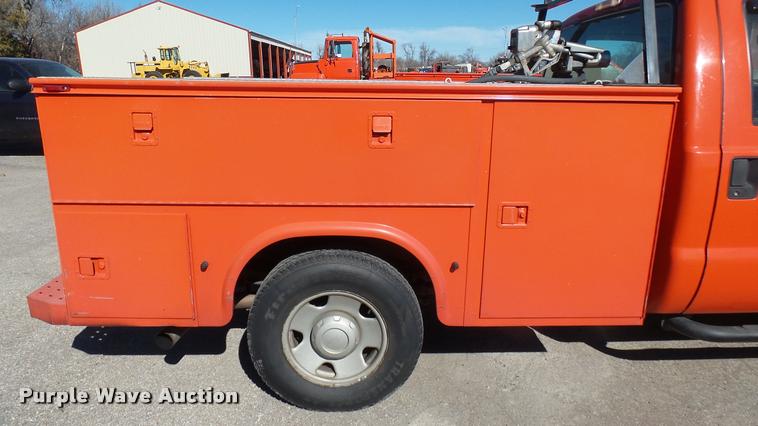 image for item L3953 2006 Ford F250 Super Duty XL utility bed pickup truck