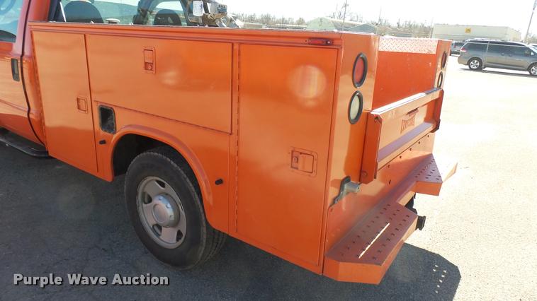 image for item L3953 2006 Ford F250 Super Duty XL utility bed pickup truck