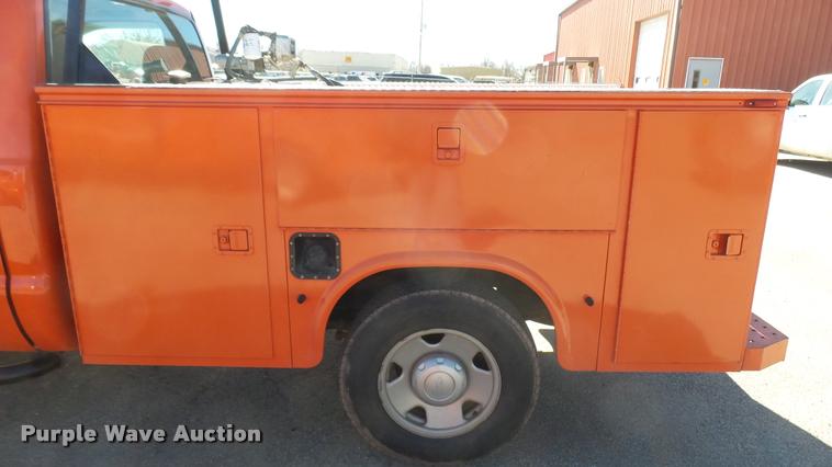 image for item L3953 2006 Ford F250 Super Duty XL utility bed pickup truck