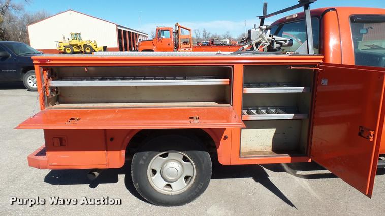 image for item L3953 2006 Ford F250 Super Duty XL utility bed pickup truck