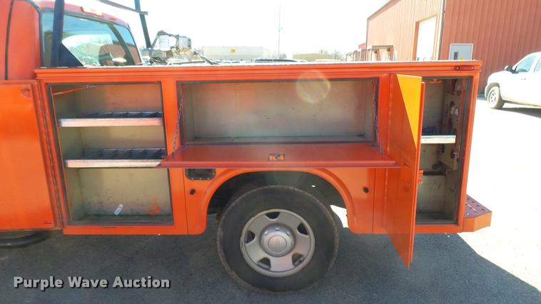 image for item L3953 2006 Ford F250 Super Duty XL utility bed pickup truck