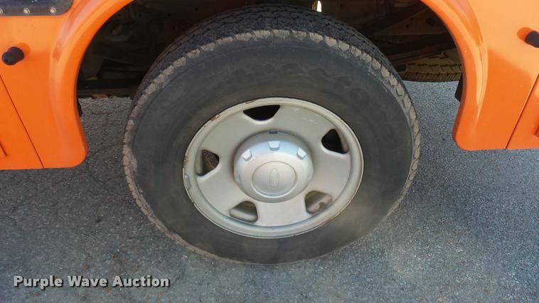 image for item L3953 2006 Ford F250 Super Duty XL utility bed pickup truck