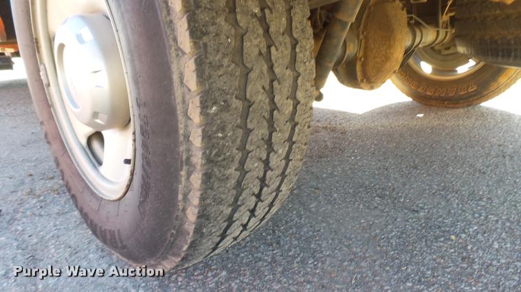 image for item L3953 2006 Ford F250 Super Duty XL utility bed pickup truck