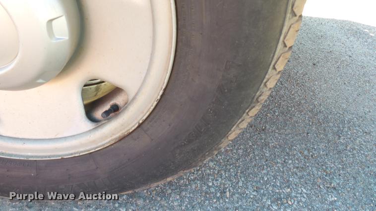 image for item L3953 2006 Ford F250 Super Duty XL utility bed pickup truck