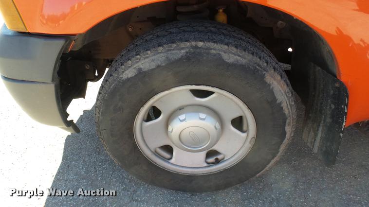 image for item L3953 2006 Ford F250 Super Duty XL utility bed pickup truck