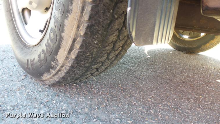 image for item L3953 2006 Ford F250 Super Duty XL utility bed pickup truck