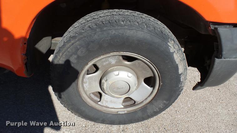 image for item L3953 2006 Ford F250 Super Duty XL utility bed pickup truck