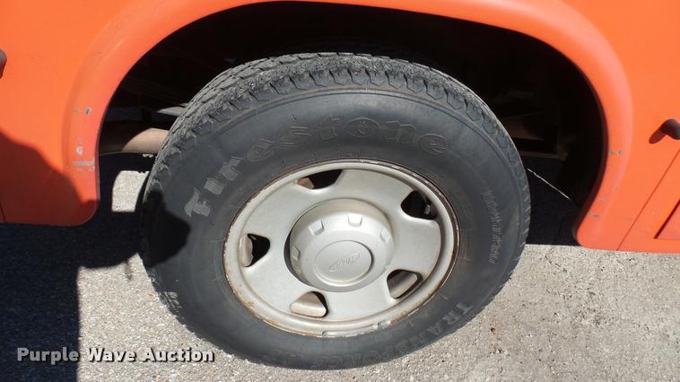 image for item L3953 2006 Ford F250 Super Duty XL utility bed pickup truck