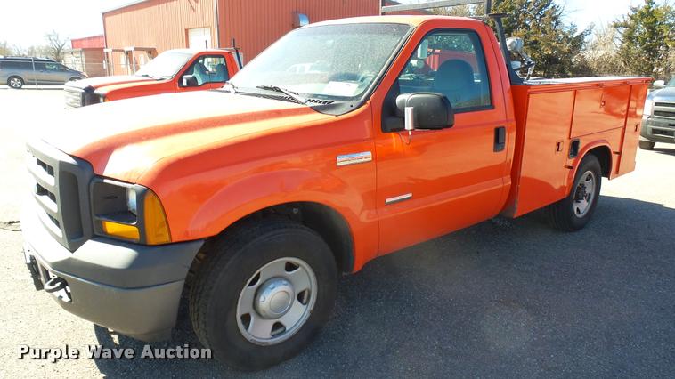 image for item L3954 2006 Ford F250 Super Duty XL utility bed pickup truck