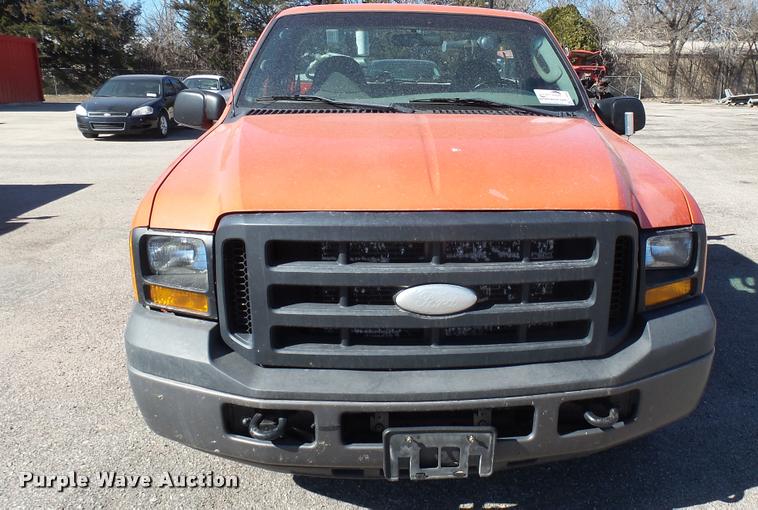 image for item L3954 2006 Ford F250 Super Duty XL utility bed pickup truck