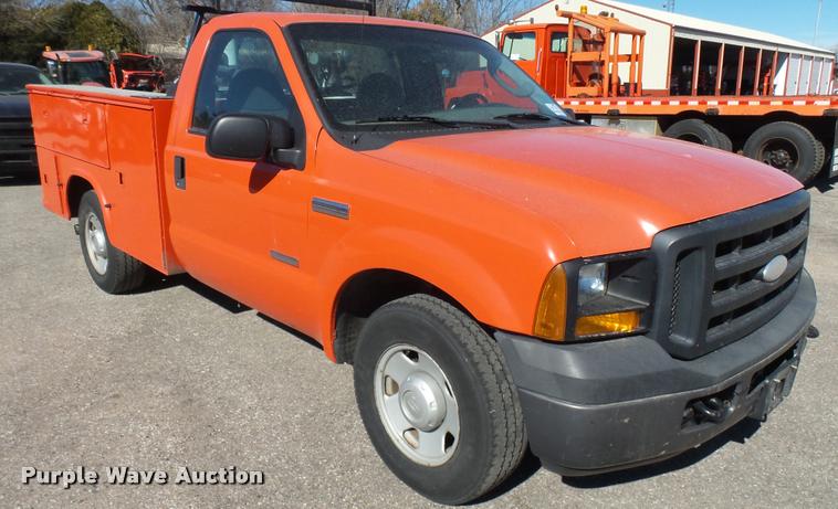 image for item L3954 2006 Ford F250 Super Duty XL utility bed pickup truck