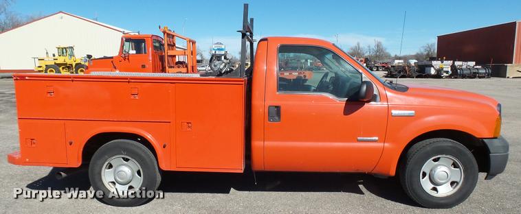 image for item L3954 2006 Ford F250 Super Duty XL utility bed pickup truck