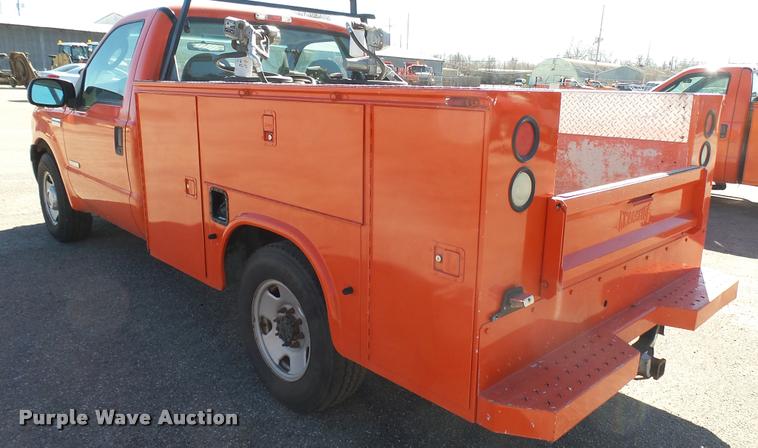 image for item L3954 2006 Ford F250 Super Duty XL utility bed pickup truck