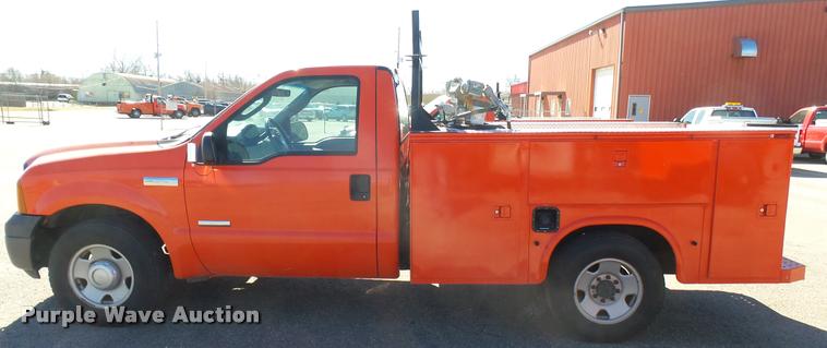 image for item L3954 2006 Ford F250 Super Duty XL utility bed pickup truck