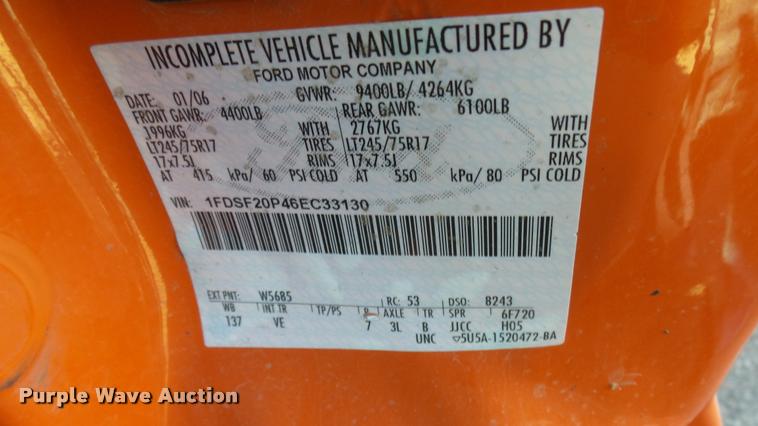 image for item L3954 2006 Ford F250 Super Duty XL utility bed pickup truck