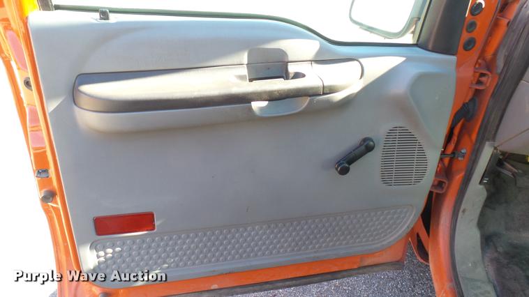 image for item L3954 2006 Ford F250 Super Duty XL utility bed pickup truck