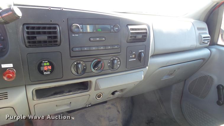 image for item L3954 2006 Ford F250 Super Duty XL utility bed pickup truck