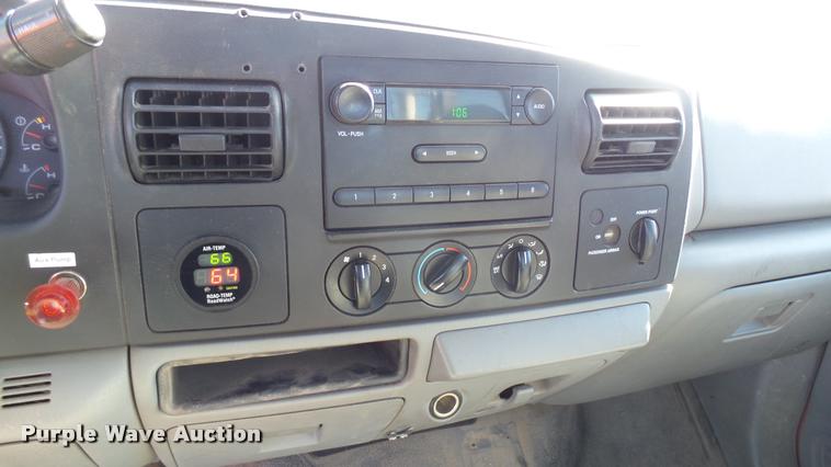 image for item L3954 2006 Ford F250 Super Duty XL utility bed pickup truck