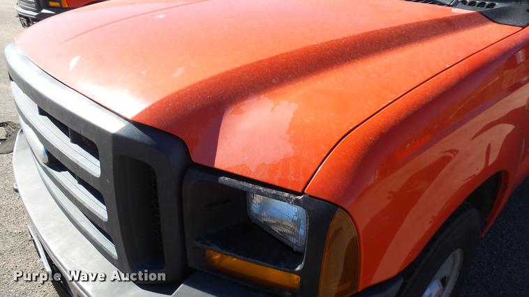 image for item L3954 2006 Ford F250 Super Duty XL utility bed pickup truck