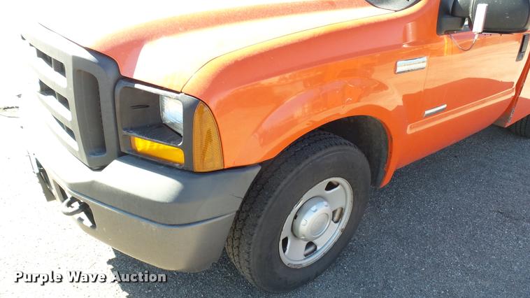 image for item L3954 2006 Ford F250 Super Duty XL utility bed pickup truck