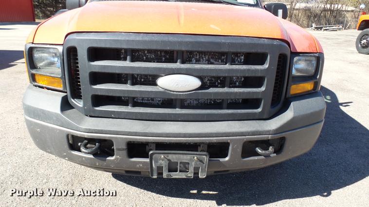 image for item L3954 2006 Ford F250 Super Duty XL utility bed pickup truck