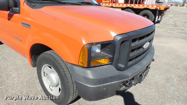 image for item L3954 2006 Ford F250 Super Duty XL utility bed pickup truck